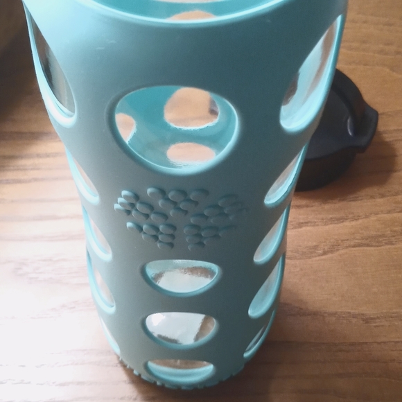 Aqua Life Factory Glass Water Bottle w/ Silicone Sleeve - Picture 10 of 11